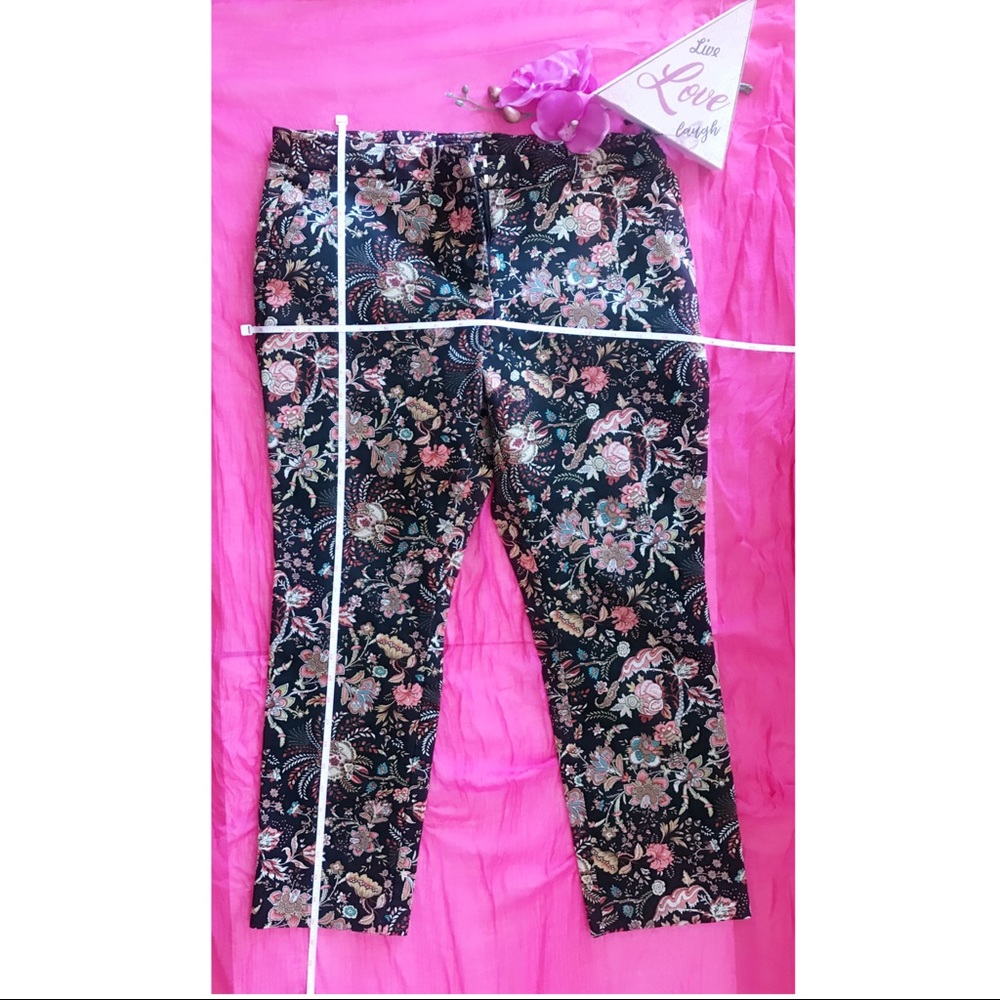Vintage Floral Capri Pants - Picture 4 of 14